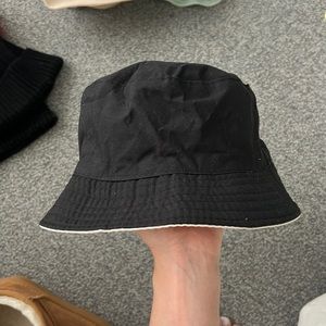 REVERSIBLE BUCKET HAT